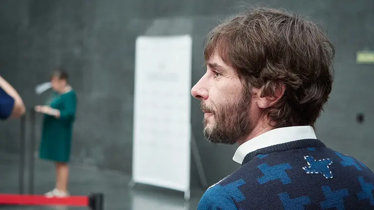 El portavoz de Podemos, Mikel Buil, a su llegada al pleno del Parlamento de Navarra donde se ha rechazado, con los votos en contra de PSN, Geroa Bai, EH Bildu, Podemos e I-E, una moción de Navarra Suma por la que se instaba al Gobierno foral a que remitiera a la Cámara el "instrumento normativo" que considerara "más oportuno" para modificar la ley de Presupuestos Generales de Navarra, en una jornada marcada por la apertura a los medios de comunicación de manera presencial por primera vez durante el estado de alarma por la crisis sanitaria del Covid-19. En Pamplona, Navarra, (España), a 21 de mayo de 2020.

21 MAYO 2020;CHIVITE;PARLAMENTO NAVARRA;MOCION DE CENSURA;MEDIOS DE COMUNICACION;ESTADO DE ALARMA

21/5/2020