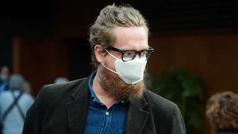 El parlamentario de EH Bildu, Maiorga Ramírez Erro, a su llegada al pleno del Parlamento de Navarra donde se ha rechazado, con los votos en contra de PSN, Geroa Bai, EH Bildu, Podemos e I-E, una moción de Navarra Suma por la que se instaba al Gobierno foral a que remitiera a la Cámara el "instrumento normativo" que considerara "más oportuno" para modificar la ley de Presupuestos Generales de Navarra, en una jornada marcada por la apertura a los medios de comunicación de manera presencial por primera vez durante el estado de alarma por la crisis sanitaria del Covid-19. En Pamplona, Navarra, (España), a 21 de mayo de 2020.

21 MAYO 2020;CHIVITE;PARLAMENTO NAVARRA;MOCION DE CENSURA;MEDIOS DE COMUNICACION;ESTADO DE ALARMA

21/5/2020