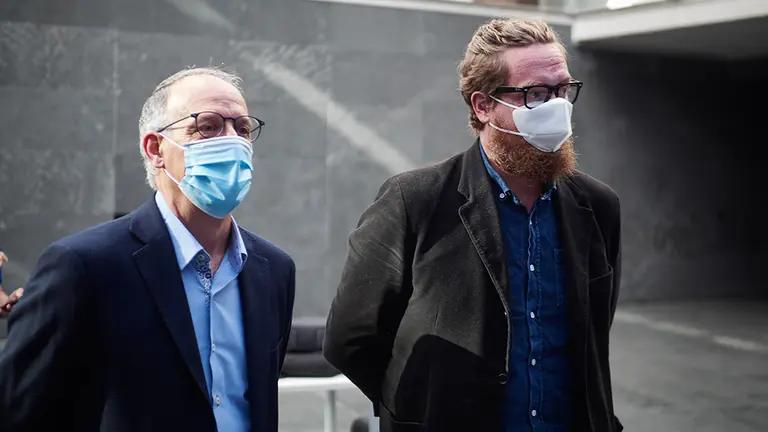 El parlamentario de EH Bildu, Maiorga Ramírez Erro, a su llegada acompañado al pleno del Parlamento de Navarra donde se ha rechazado, con los votos en contra de PSN, Geroa Bai, EH Bildu, Podemos e I-E, una moción de Navarra Suma por la que se instaba al Gobierno foral a que remitiera a la Cámara el "instrumento normativo" que considerara "más oportuno" para modificar la ley de Presupuestos Generales de Navarra, en una jornada marcada por la apertura a los medios de comunicación de manera presencial por primera vez durante el estado de alarma por la crisis sanitaria del Covid-19. En Pamplona, Navarra, (España), a 21 de mayo de 2020.

21 MAYO 2020;CHIVITE;PARLAMENTO NAVARRA;MOCION DE CENSURA;MEDIOS DE COMUNICACION;ESTADO DE ALARMA

21/5/2020