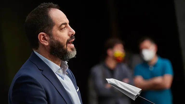 El portavoz parlamentario de PSN, Ramón Alzórriz, interviene en la rueda de prensa ante los medios en el Parlamento de Navarra donde se ha rechazado, con los votos en contra de PSN, Geroa Bai, EH Bildu, Podemos e I-E, una moción de Navarra Suma por la que se instaba al Gobierno foral a que remitiera a la Cámara el "instrumento normativo" que considerara "más oportuno" para modificar la ley de Presupuestos Generales de Navarra, en una jornada marcada por la apertura a los medios de comunicación de manera presencial por primera vez durante el estado de alarma por la crisis sanitaria del Covid-19. En Pamplona, Navarra, (España), a 21 de mayo de 2020.

21 MAYO 2020;CHIVITE;PARLAMENTO NAVARRA;MOCION DE CENSURA;MEDIOS DE COMUNICACION;ESTADO DE ALARMA

21/5/2020