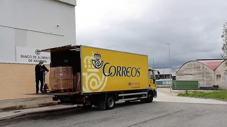 Reparto de las galletas al Banco de Alimentos de Navarra CEDIDA