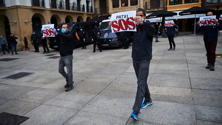Policía Nacional y Policía Foral intervienen en la Plaza del Castillo de Pamplona durante una protesta ilegal a favor del etarra Patxi Ruíz. PABLO LASAOSA