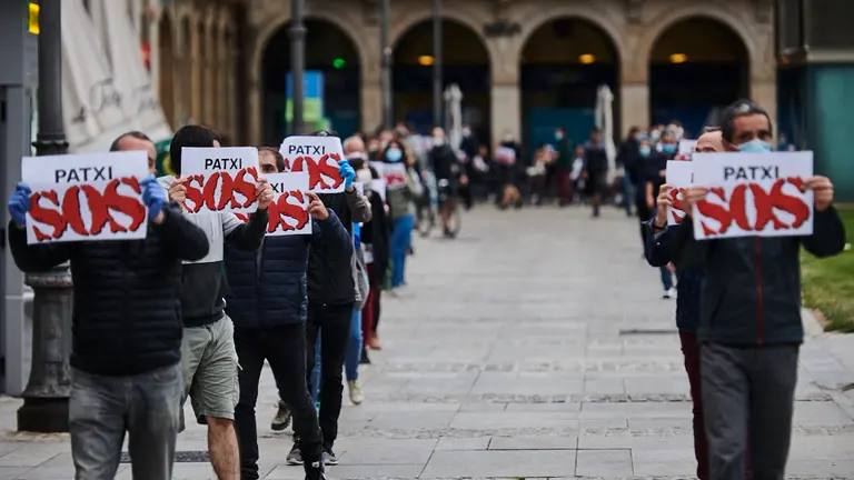 Policía Nacional y Policía Foral intervienen en la Plaza del Castillo de Pamplona durante una protesta ilegal a favor del etarra Patxi Ruíz. PABLO LASAOSA