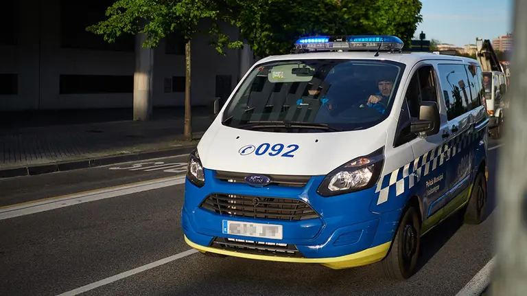 Un coche de la Policía Municipal en Pamplona un día después de que el Gobierno anunciara las medidas de desescalada por la pandemia del coronavirus, en Pamplona (Navarra) a 29 de abril de 2020. - Eduardo Sanz - Europa Press.
