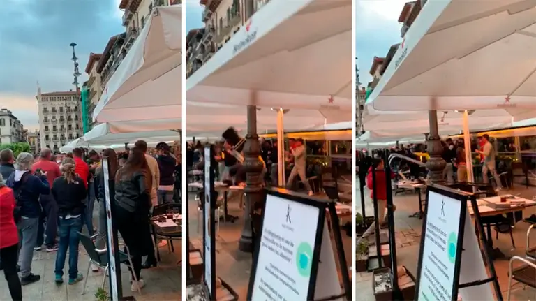 Inicio de la pelea en la plaza del Castillo de Pamplona