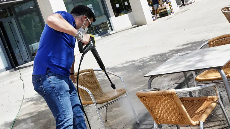 Un trabajador desinfecta la terraza de un restaurante antes de reabrir sus puertas el próximo lunes 25 de mayo, cuando Madrid pase a fase 1 de desescalada ante la crisis sanitaria del Covid-19. En Valdemoro, Madrid, (España), a 23 de mayo de 2020.

23 MAYO 2020;VALDEMORO;MADRID;COVID19;CORONAVIRUS;MASCARILLAS;PROTECCION;PEQUEÑO COMERCIO

23/5/2020
