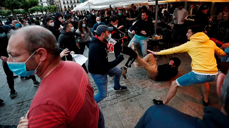 GRAFCAV5914. PAMPLONA, 23/05/2020.-  El Casco Viejo de Pamplona ha sido escenario esta noche de varios incidentes al enzarzarse varios jóvenes que protestaban contra la situación del preso de ETA Patxi Ruiz con algunos ciudadanos que les han increpado, lo que ha provocado un altercado en el que también ha intervenido la Policía.La concentración de varios centenares de jóvenes, no comunicada a la delegación del Gobierno en Navarra y convocada por redes sociales, ha tenido lugar en la Plaza del Castillo, donde sobre las 20:30 horas desde las terrazas de los establecimientos hosteleros algún ciudadano ha increpado a los jóvenes, que a su vez han contestado. EFE/ Jesús Diges
