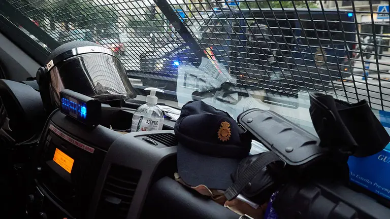 Detalle del interior del furgón de Policía Nacional durante la manifestacion ilegal de protesta y apoyo al terrorista de ETA Patxi Ruiz, preson en la cárcel Murcia II en hueloga de hambre, en Pamplona, Navarra, a 23 de mayo de 2020.

Detalle del interior del furgón de Policía Nacional durante la manifestacion ilegal de protesta y apoyo al terrorista de ETA Patxi Ruiz, preson en la cárcel Murcia II en hueloga de hambre, en Pamplona, Navarra, a 23 de mayo de 2020.


23/5/2020