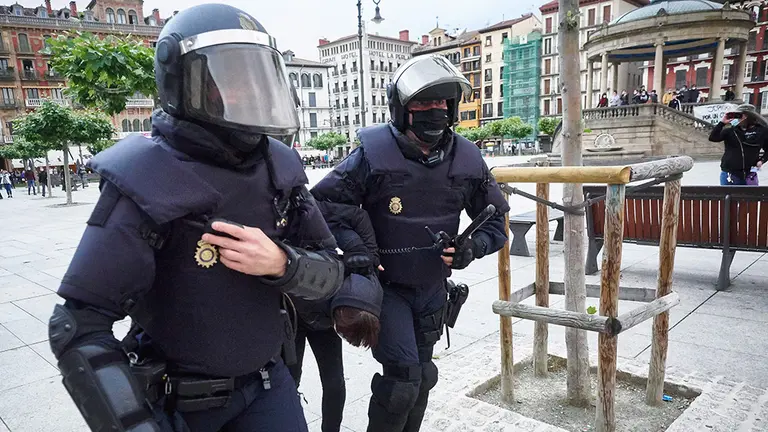 La Policía Nacional procede a la detención de una persona durante la manifestacion ilegal de protesta y apoyo al terrorista de ETA Patxi Ruiz, preson en la cárcel Murcia II en hueloga de hambre, en Pamplona, Navarra, a 23 de mayo de 2020.

La Policía Nacional procede a la detención de una persona durante la manifestacion ilegal de protesta y apoyo al terrorista de ETA Patxi Ruiz, preson en la cárcel Murcia II en hueloga de hambre, en Pamplona, Navarra, a 23 de mayo de 2020.


23/5/2020