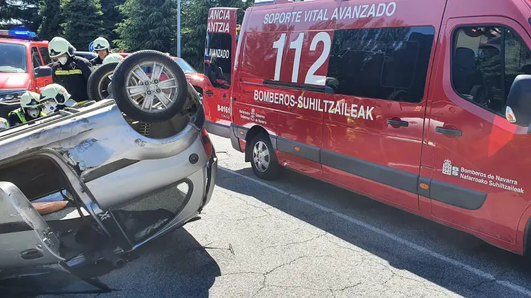 Los bomberos atienden al vehículo siniestrado. @Bomberos_na