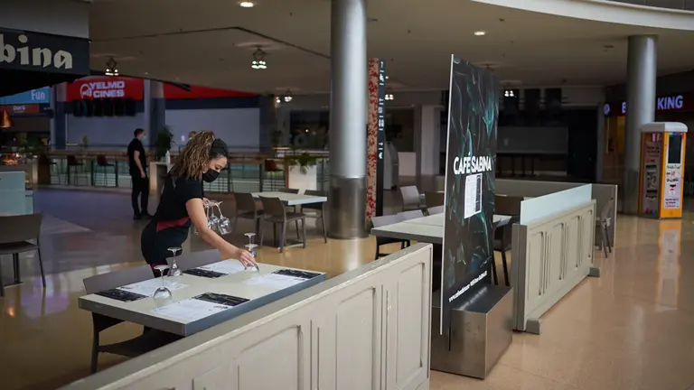 El centro comercial de Itaroa abre las puertas al público el primer día de la fase 2 de la desescalada por la crisis del coronavirus. MIGUEL OSÉS