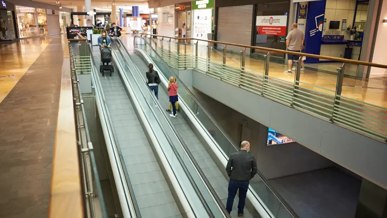 El centro comercial de Itaroa abre las puertas al público el primer día de la fase 2 de la desescalada por la crisis del coronavirus. MIGUEL OSÉS