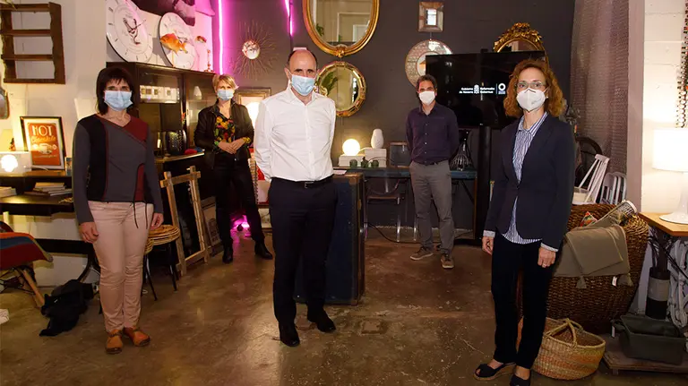 El consejero Manu Ayerdi junto a Margari Cueli, directora de servicio de Ordenación y Fomento del Turismo y del Comercio (izd), e  Inma Elcano, representante de la Asociación de Comercientes de Navarra (dcha). Detrás, Maitena Ezkutari, directora general de Turismo, Comercio y Consumo, y Felipe Saragüeta, de la asociación de comerciantes Denok Bat, en la presentación de la campaña de comercio &#39;Homenaje a la luz&#39;. CEDIDA
