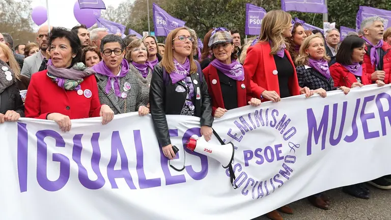 La ministra de Educación, Isabel Celaá (2i), la ministra de Asuntos Exteriores, Arancha González Laya (3i), la vicepresidenta primera, Carmen Calvo (5d), la esposa del Presidente del Gobierno, Begoña Gómez (4d), la vicepresidenta tercera, Nadia Calviño (3d), la ministra de Política Territorial, Carolina Darias (2d), y el ministro del interior, Fernando Grande-Marlaska (1d), en la manifestación del 8M (Día Internacional de la Mujer), en Madrid a 8 de marzo de 2020.

8M;FEMINISMO;MADRID;MANIFESTACIÓN
  (Foto de ARCHIVO)

8/3/2020