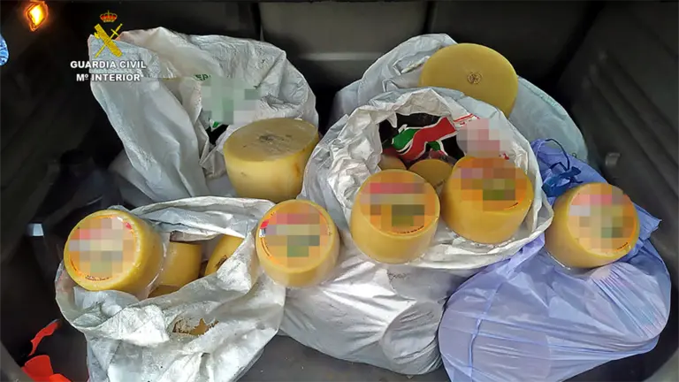 Quesos robados de una fábrica navarra hallados en el maletero de un vecino de La Rioja. GUARDIA CIVIL
