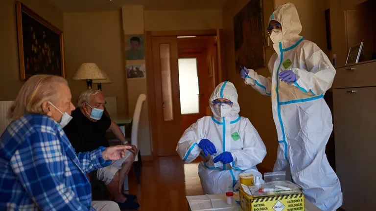 Dos enfermeras acuden al domicilio de dos personas para hacerles el test aleatorio de seroprevalencia. MIGUEL OSÉS