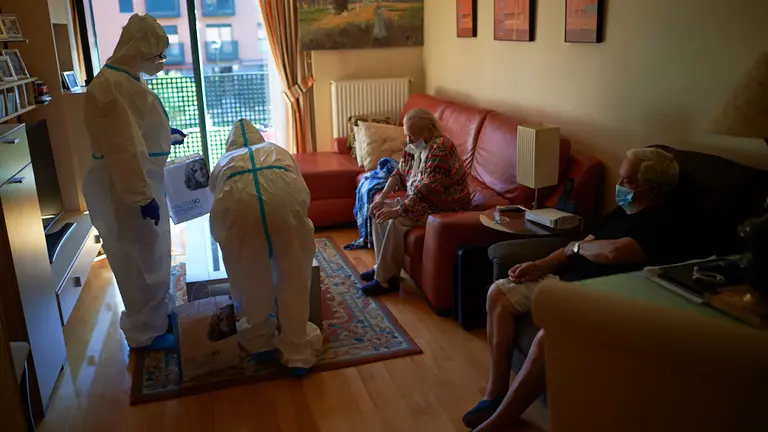 Dos enfermeras acuden al domicilio de dos personas para hacerles el test aleatorio de seroprevalencia. MIGUEL OSÉS