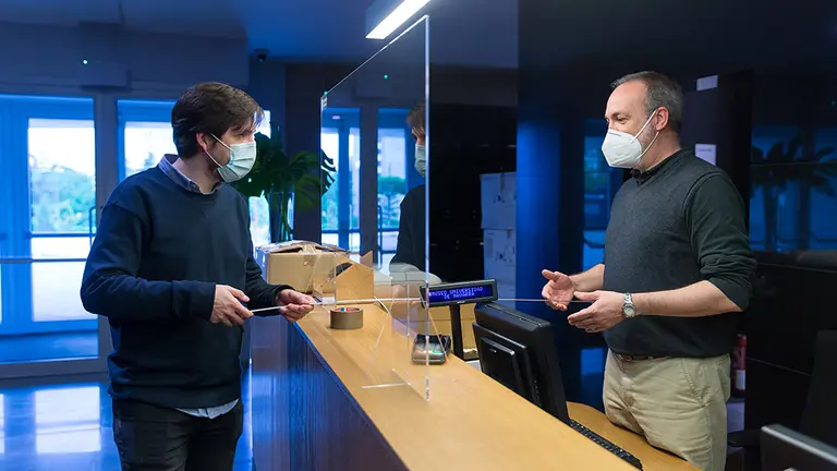 Personal del Museo instala mamparas de seguridad en la recepción del Museo Universidad de Navarra.MANUEL CASTELLS