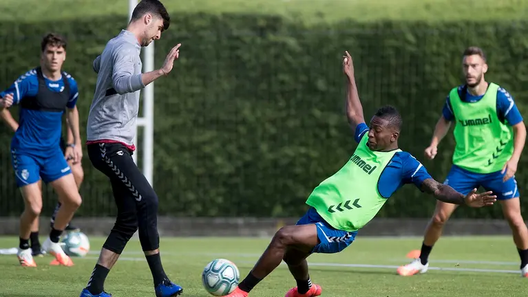 El futbolista Pervis Estupiñan defiende una acción ante el portero Juan Pérez. OSASUNA