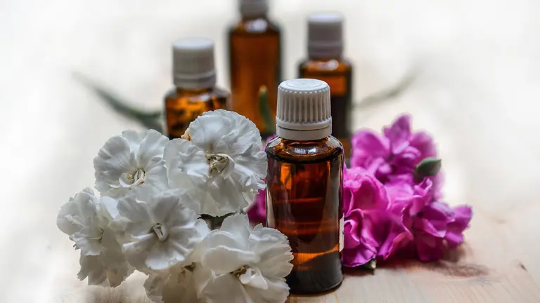 Varios tarros con alcohol. ARCHIVO