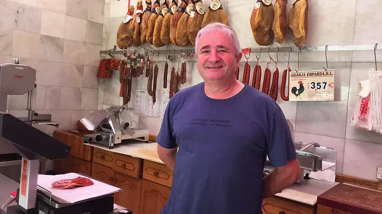 Juan Biurrun en su carnicer&iacute;a de Murieta (Navarra). navarra.com