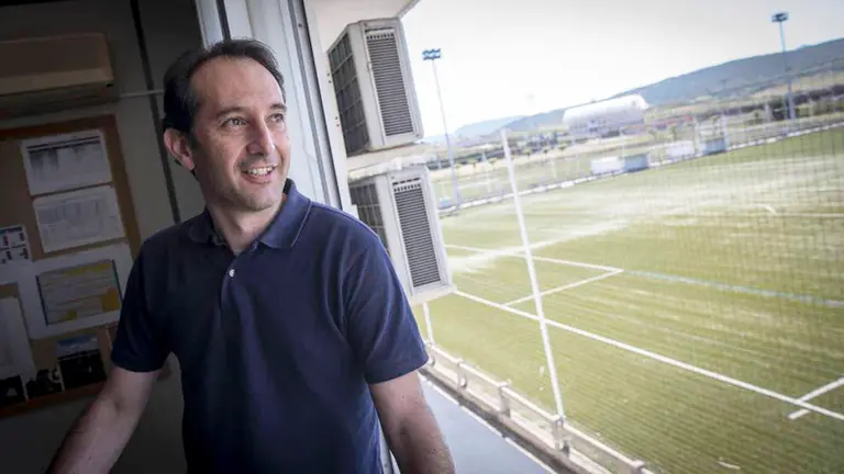 El técnico Iñaki Pacheco en las instalaciones de Tajonar. @hi_futbol.
