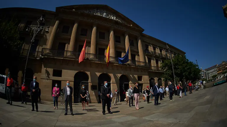 La presidenta del Gobierno de Navarra, María Chivite, y el resto de miembros del Gobierno guardan un minuto de silencio con motivo del luto oficial de diez días aprobado por el Consejo de Ministros en memoria de los fallecidos a causa del COVID-19. MIGUEL OSÉS