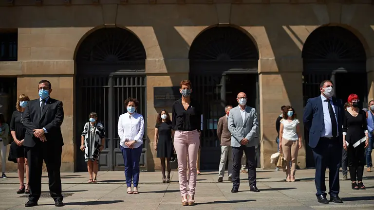 La presidenta del Gobierno de Navarra, María Chivite, y el resto de miembros del Gobierno guardan un minuto de silencio con motivo del luto oficial de diez días aprobado por el Consejo de Ministros en memoria de los fallecidos a causa del COVID-19. MIGUEL OSÉS