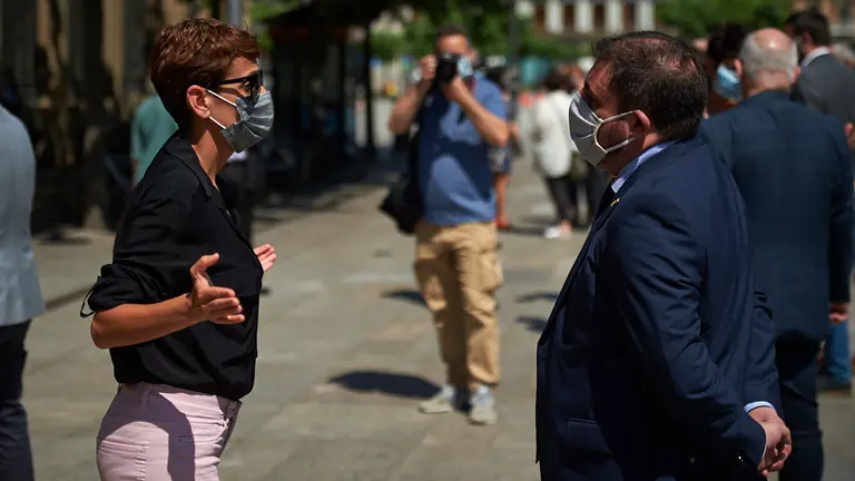 La presidenta del Gobierno de Navarra, María Chivite, y el resto de miembros del Gobierno guardan un minuto de silencio con motivo del luto oficial de diez días aprobado por el Consejo de Ministros en memoria de los fallecidos a causa del COVID-19. MIGUEL OSÉS