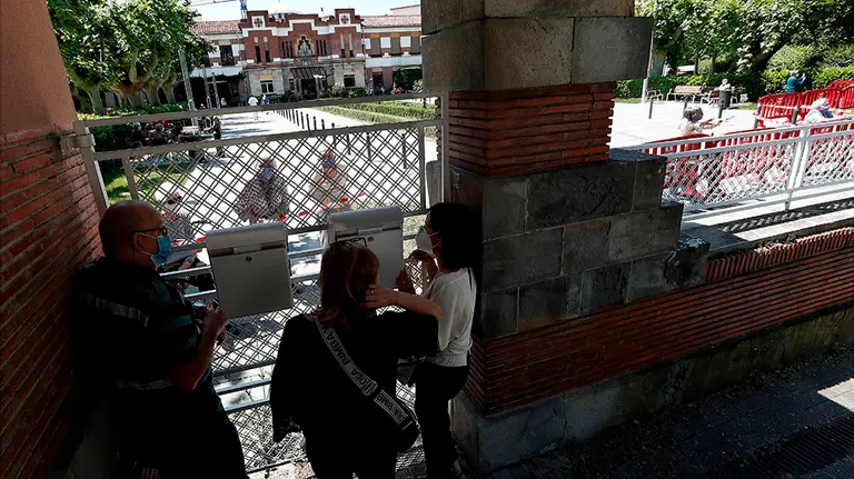 GRAFCAV6008. PAMPLONA, 27/05/2020.-  La segunda fase de la desescalada permite desde el pasado lunes que residentes de la casa de Misericordia y sus familiares puedan, aunque sea a través de una valla, volver a encontrarse después de dos meses en donde estaban prohibidas todo tipo de visitas para evitar la propagación del COVID-19 entre las edades mas vulnerables en esta pandemia.  EFE/ Jesús Diges
