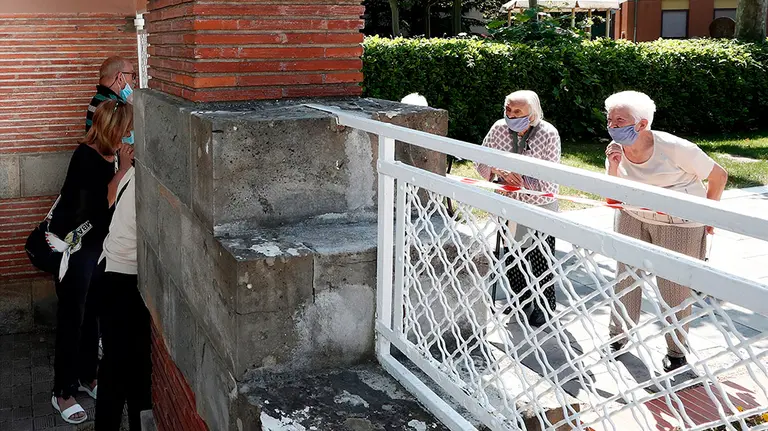 GRAFCAV6008. PAMPLONA, 27/05/2020.-  La segunda fase de la desescalada permite desde el pasado lunes que residentes de la casa de Misericordia y sus familiares puedan, aunque sea a través de una valla, volver a encontrarse después de dos meses en donde estaban prohibidas todo tipo de visitas para evitar la propagación del COVID-19 entre las edades mas vulnerables en esta pandemia. EFE/ Jesús Diges
