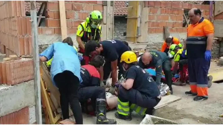 Los bomberos ayudan a un trabajador herido en Urzainqui. Cedida.