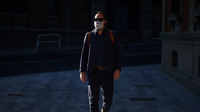 El socialista Ramón Alzorriz, en su llegada al Parlamento. PABLO LASAOSA