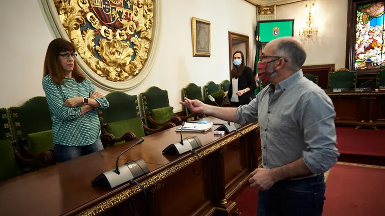 Joxe Abaurrea (d) de EH Bildu, habla con Maite Esporrín, del PSN. PABLO LASAOSA