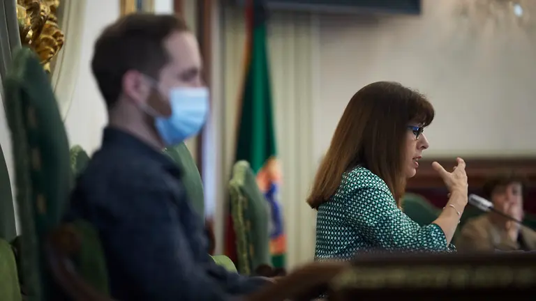 Maite Esporrín interviene en el pleno del Ayuntamiento de Pamplona. PABLO LASAOSA