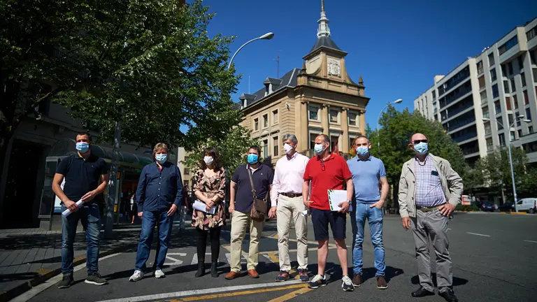 La Asociación de Hostelería y Turismo de Navarra entrega en la Delegación del Gobierno en Navarra un manifiesto con reivindicaciones para garantizar la subsistencia de negocios. MIGUEL OSÉS