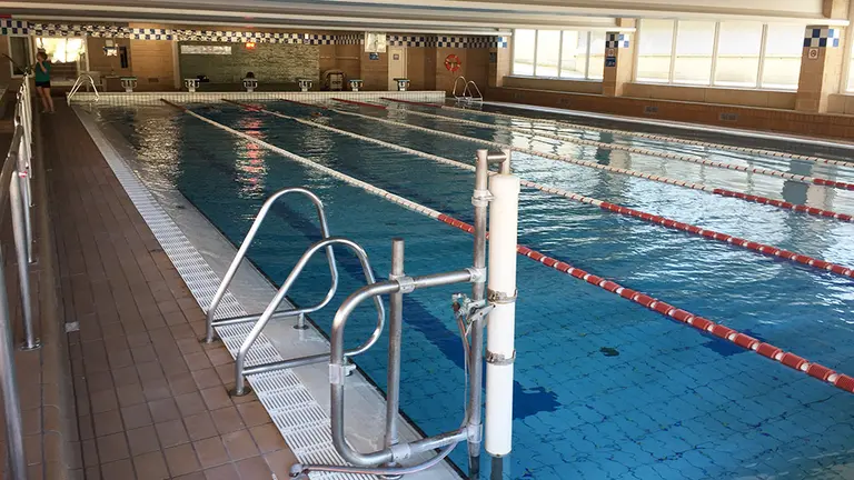 Piscina cubierta del club Oberena en Pamplona. Navarra.com