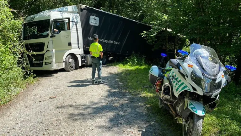 Un camión se sale de la vía tras entrar por confusión en un camino forestal cerca de la N-121-A.  GUARDIA CIVIL