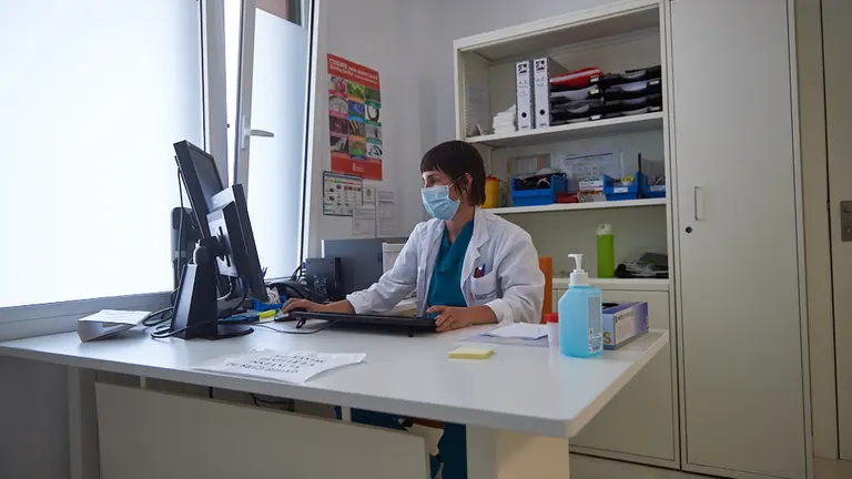 La enfermera Maider Barberena en su consulta del centro de salud de Buztintxuri. Miguel Osés
