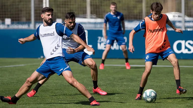 Los jugadores rojillos Raúl Navas, y Aimar Oroz en Tajonar. CA Osasuna.