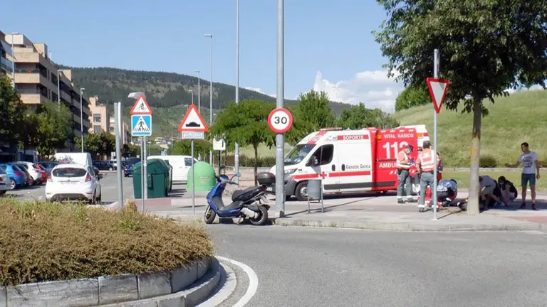 Accidente de ciclomotor ocurrido en Artica en el que dos personas han resultado heridas. POLICÍA FORAL