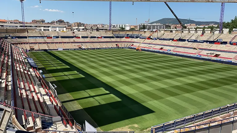 Imagen de El Sadar sin las cubiertas por la remodelación. CA Osasuna.