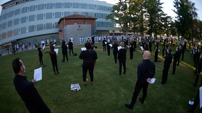 Concierto del Orfeón Pamplones en las Urgencias del Hospital de Navarra para agradecer a los sanitarios su trabajo. MIGUEL OSÉS