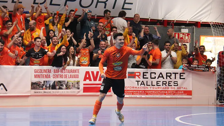El jugador del Ribera Navarra Ferrán Plana celebra un gol en Tudela. Cedida.