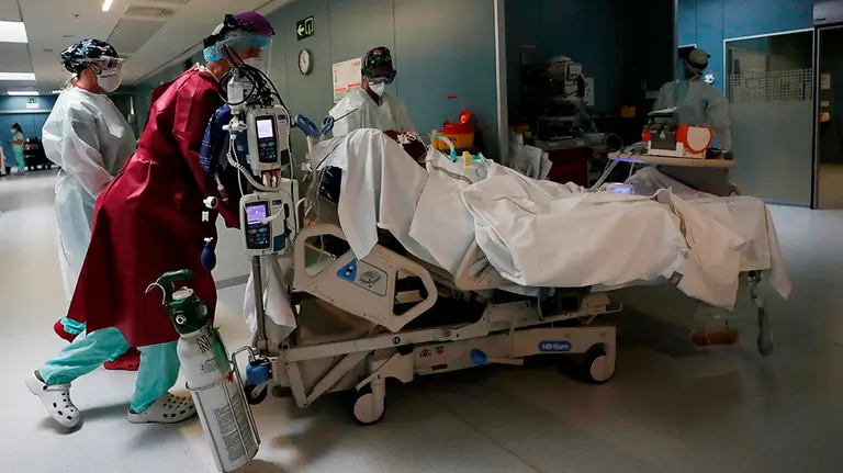 GRAFCAV6110. PAMPLONA, 30/05/2020.- Los profesionales que han trabajado durante los peores momentos de la pandemia de la COVID-19 en las UCI de Navarra, agotados física y mentalmente, han podido regresar esta semana a sus turnos de trabajo habituales y podrán disfrutar ya de sus fines de semana de descanso. Las UCI temporales habilitadas con motivo de la pandemia se cerraron hace días y en las del Complejo Hospitalario de Navarra quedan en este momento 9 pacientes que llevan ingresados entre 40 y 70 días. Al llevar tanto tiempo ingresados, son pacientes que están muy débiles y que han perdido mucha masa muscular. La mayoría todavía necesitan ventilación mecánica y traqueostomía. &#34;Lo que prevemos actualmente es que todavía precisen días, alguno incluso semanas, en UCI&#34;, ha señalado. EFE/ Jesús Diges
