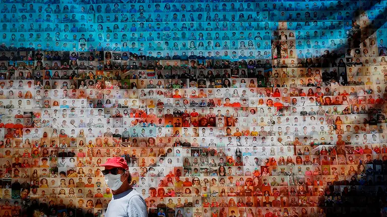 Imagen del mosaico con las fotografías de las caras de 1.300 vecinos con el que el Casco Viejo de Pamplona celebra este sábado el día del barrio y que simbólicamente hará que los vecinos estén juntos y en las calles ya que la situación sanitaria no lo permite. EFE/Villar López.