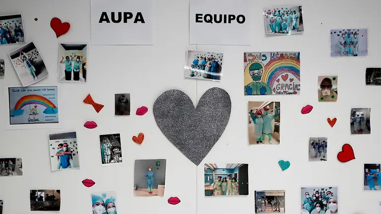 GRAFCAV6112. PAMPLONA, 30/05/2020.- Panel con fotografías y mensajes de ánimo en la UCI del Hospital Virgen del Camino donde los profesionales que han trabajado durante los peores momentos de la pandemia de la COVID-19 en las UCI de Navarra, agotados física y mentalmente, han podido regresar esta semana a sus turnos de trabajo habituales y podrán disfrutar ya de sus fines de semana de descanso.Las UCI temporales habilitadas con motivo de la pandemia se cerraron hace días y en las del Complejo Hospitalario de Navarra quedan en este momento 9 pacientes que llevan ingresados entre 40 y 70 días.Al llevar tanto tiempo ingresados, son pacientes que están muy débiles y que han perdido mucha masa muscular. La mayoría todavía necesitan ventilación mecánica y traqueostomía. "Lo que prevemos actualmente es que todavía precisen días, alguno incluso semanas, en UCI", ha señalado. EFE/ Jesús Diges
