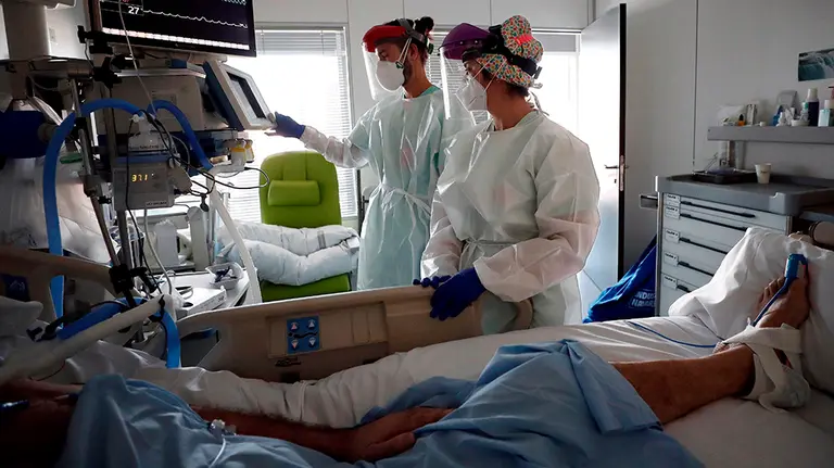 Los profesionales que han trabajado durante los peores momentos de la pandemia de la COVID-19 en las UCI de Navarra, agotados física y mentalmente, han podido regresar esta semana a sus turnos de trabajo habituales y podrán disfrutar ya de sus fines de semana de descanso.Las UCI temporales habilitadas con motivo de la pandemia se cerraron hace días y en las del Complejo Hospitalario de Navarra quedan en este momento 9 pacientes que llevan ingresados entre 40 y 70 días.Al llevar tanto tiempo ingresados, son pacientes que están muy débiles y que han perdido mucha masa muscular. La mayoría todavía necesitan ventilación mecánica y traqueostomía. &#34;Lo que prevemos actualmente es que todavía precisen días, alguno incluso semanas, en UCI&#34;, ha señalado. EFE/ Jesús Diges