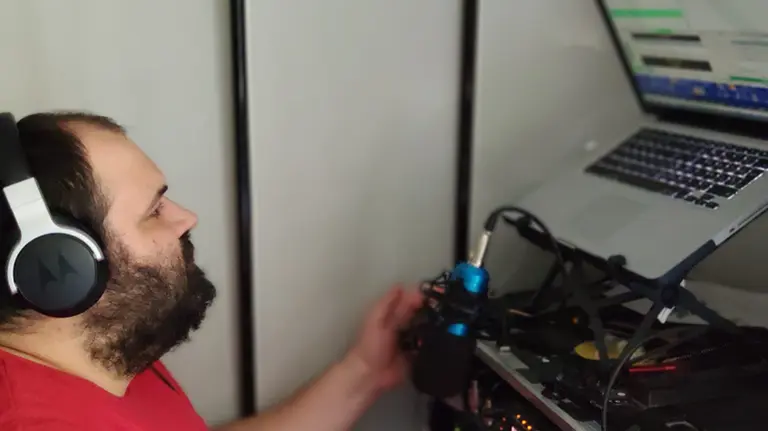 El radioaficionado Felipe Laso, con indicativo &#34;EB2AJU&#34; operando la estación especial para esta actividad “EG2FVP” desde su casa. Cedida.