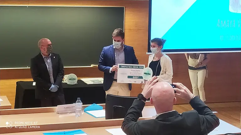 Amaya Urra recibe el premio Innovactoras Junior. Cedida.